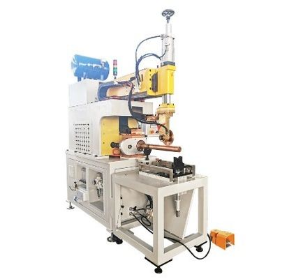 El PLC controla la máquina de soldadura de costura, con un rango de tamaño de 300-900 milímetros y una capacidad nominal de 50 KVA.