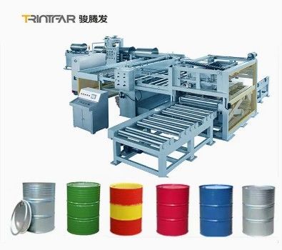 La línea de producción de soldadura automática de tambores de acero de 200 litros está equipada también con un robot de apilamiento automático que permite el funcionamiento automatizado..