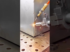 Equipo automático 1000W 2000W 3000W de la soldadora de laser de la fibra del CNC del brazo del robot industrial